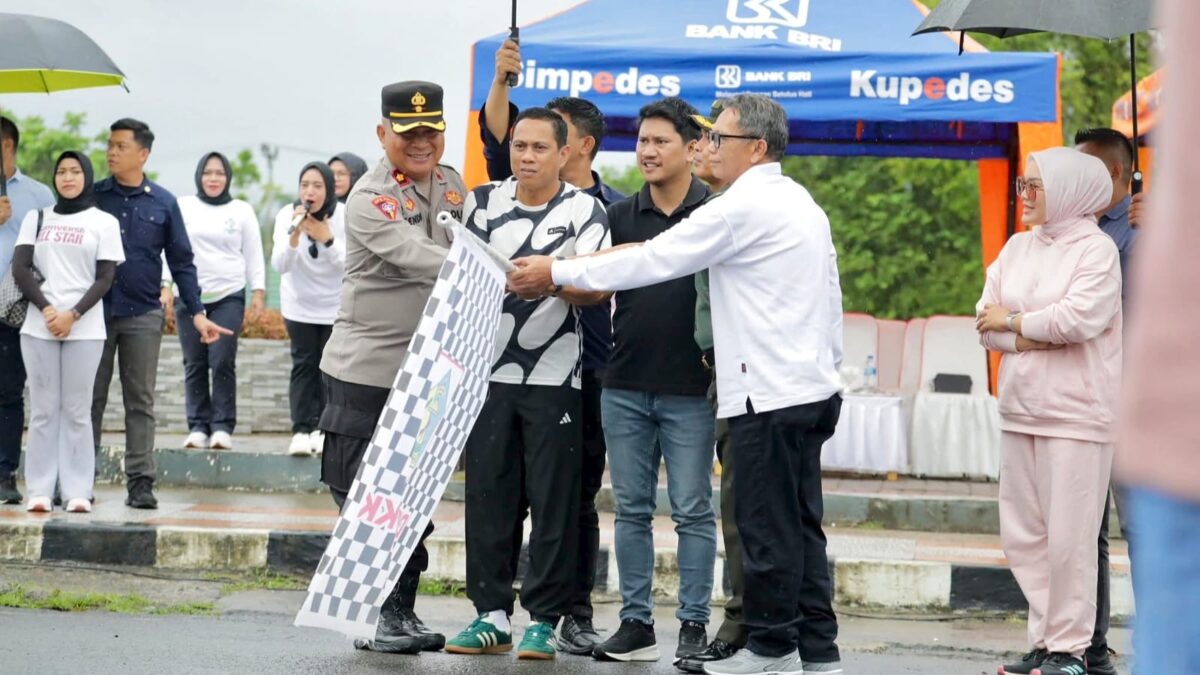 Wali Kota Kotamobagu melepas Lomba Gerak Jalan Antar OPD sambut HUT RI ke-80