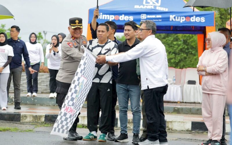 Wali Kota Kotamobagu melepas Lomba Gerak Jalan Antar OPD sambut HUT RI ke-80