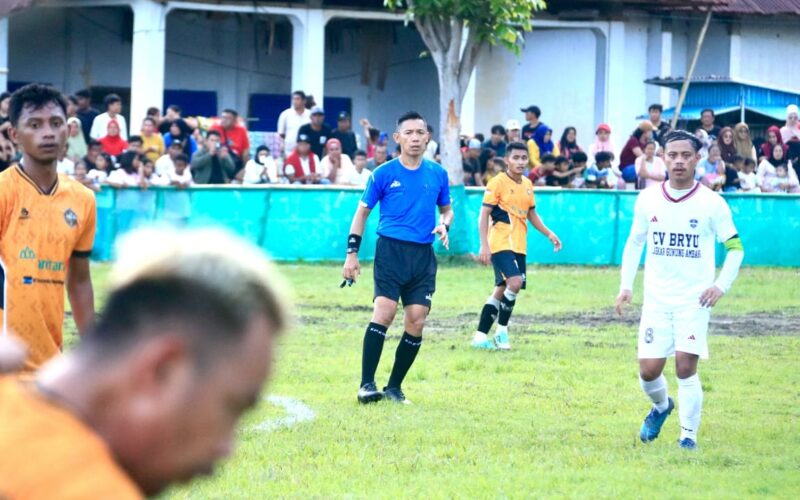 Tomy Manggopa Pimpin Laga Perdana Bupati Boltim Cup 2025
