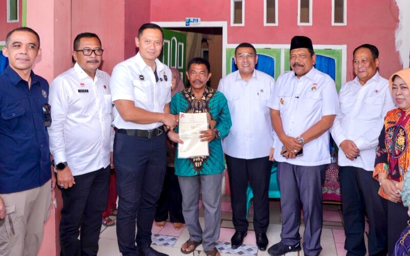 Wamen ATR dan AHY Serahkan 184 Sertipikat Elektronik di Bengkulu
