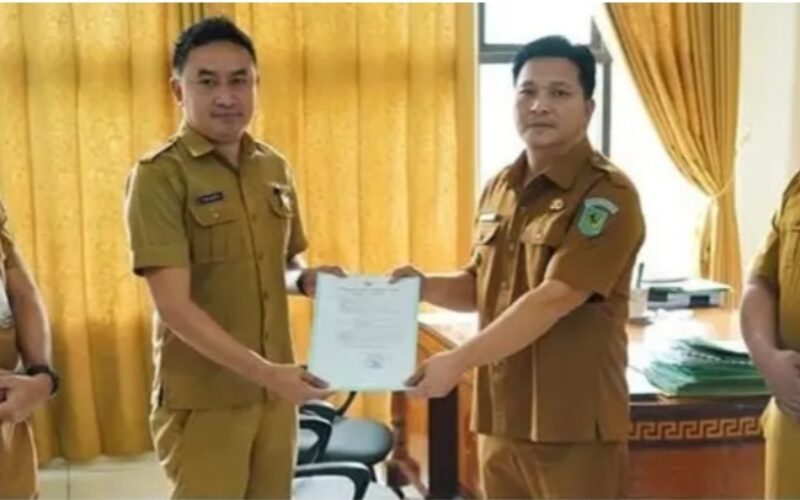 Wabup Dony Lumenta Serahkan SK PLT Dua Pejabat Disdukcapil Bolmong