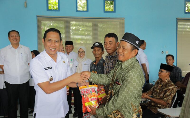 Wali Kota Serahkan Bantuan Pertanian Sulut ke 37 Poktan