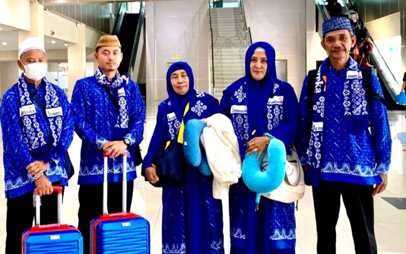 Anggota DPRD Boltim Rahman Salehe Berangkatkan Tiga Imam Umroh