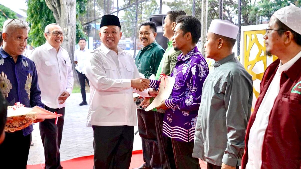 Menteri ATR/BPN Serahkan 33 Sertipikat Tanah Wakaf di Sulteng