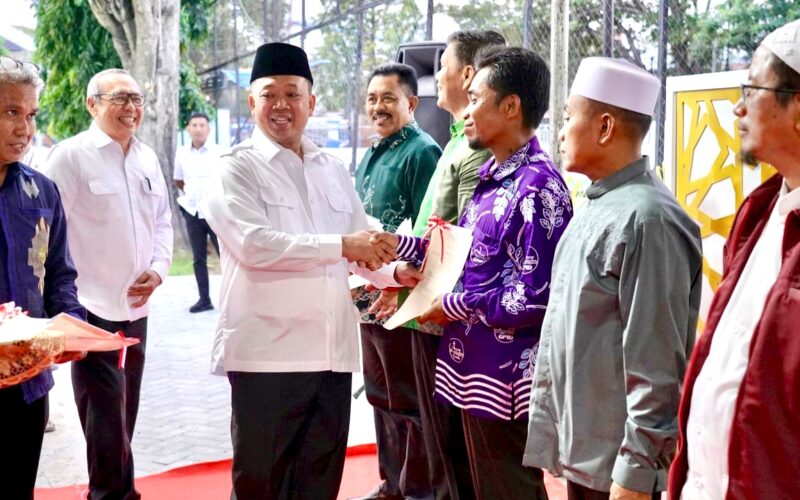 Menteri ATR/BPN Serahkan 33 Sertipikat Tanah Wakaf di Sulteng