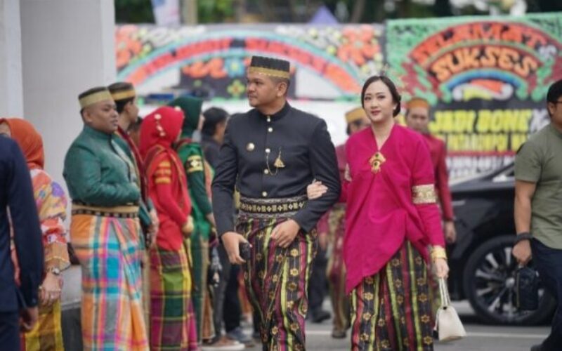 Kompak Bupati Uji Nurdin bersama Ketua TP PKK Bantaeng PKK Gunya Paramasukhaputri hadiri hari jadi Bone ke-696