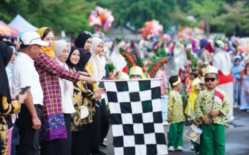 Lepas Peserta Karnaval Hardiknas 2026, Ini harapan Bunda PAUD Gunya Paramasukhaputri
