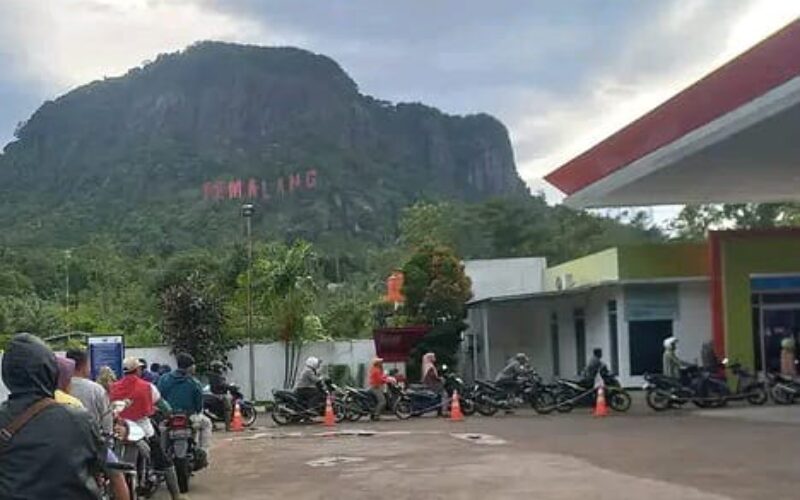 Isi BBM Sambil Nikmati View Gunung di Pemalang Bikin Betah Saat Mengantri