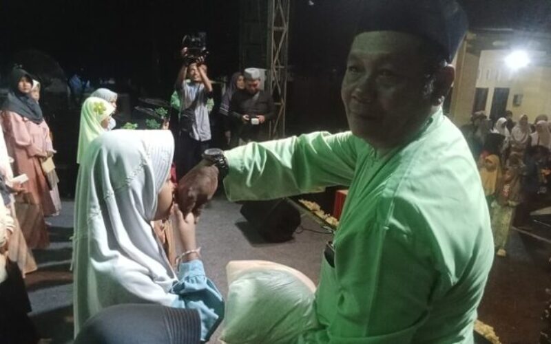 Moment Haru Saat Anggota Paguyuban Amal Bakti Cibelok Berikan Santunan Anak Yatim