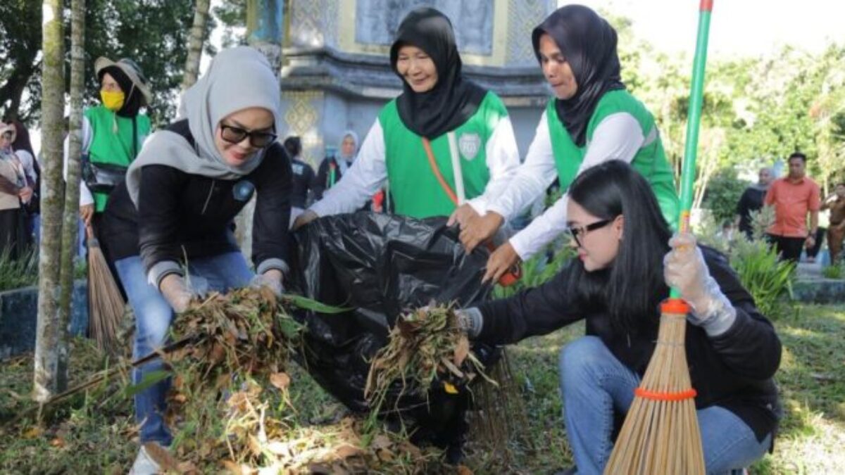 TP PKK Kotamobagu Gelar Baksos dan Tanam Pohon