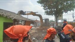 Tim Gabungan TNI -Polri dan Satpol PP Pemalang Ratakan Belasan Bangunan Liar di Jalur Pantura Comal