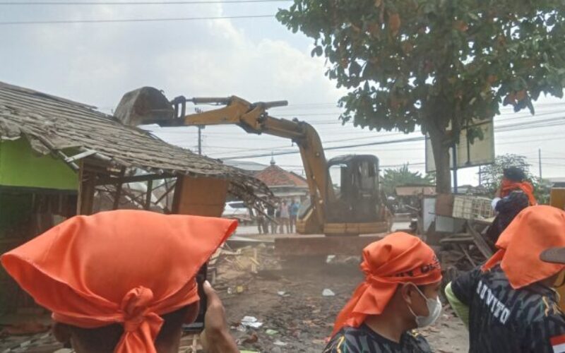 Tim Gabungan TNI -Polri dan Satpol PP Pemalang Ratakan Belasan Bangunan Liar di Jalur Pantura Comal