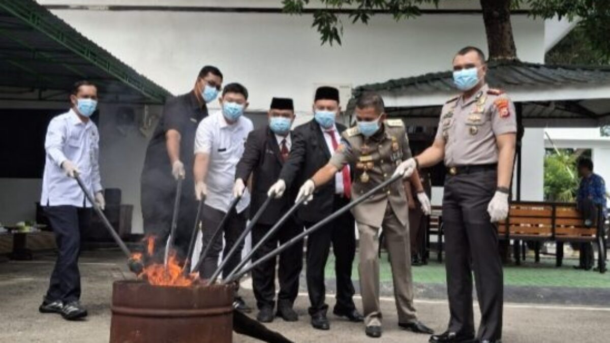 Kejari bersama Pemkab Bantaeng, musnahkan barang perkara tindak pidana
