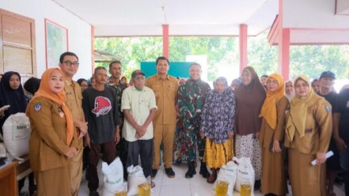 Bupati Bantaeng Uji Nurdin bersama Dandim 1410, bagikan bantuan beras dan minyak goreng kepada warga