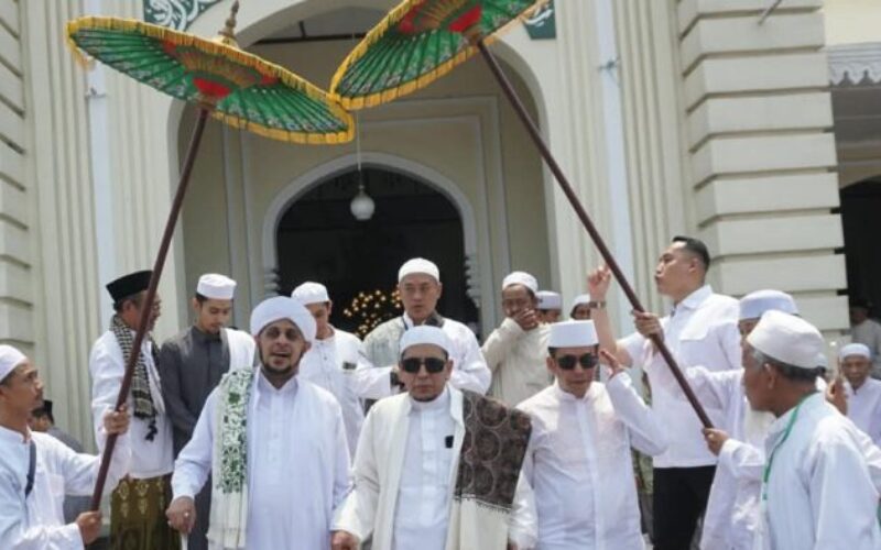 Anggota DPR RI Rizal Bawazier Bersama Ribuan Jamaah Lantunkan Sholawat Nabi Dalam Acara Maulid Akbar Habib Idrus Al Bahr Pekalongan